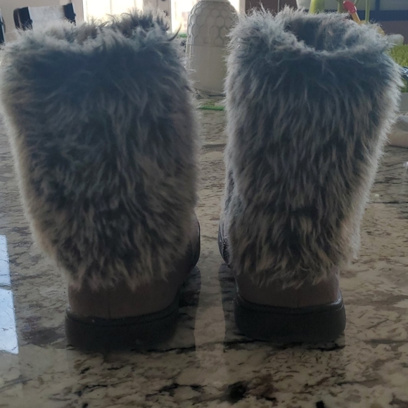 Carters fur boots toddler size 9 - Picture 2 of 3